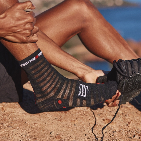 Compressport Pro Racing V4.0 Ultralight Run High Socks - Black/Red