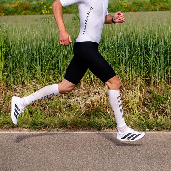 Compressport R2 Aero 2.0 Gambaletti a Compressione - White/Black