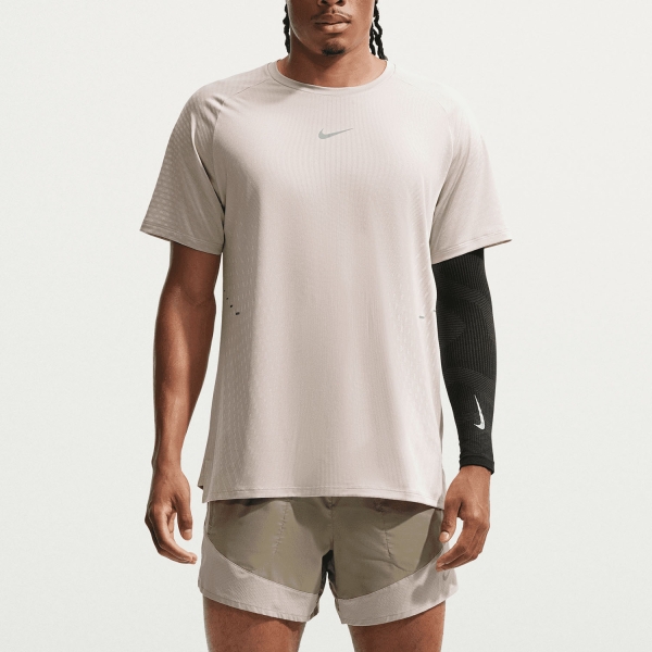 Men's Running T-Shirt Nike AeroFIT Stride TShirt  Cream II/Sail/Reflective Silver IH0745236